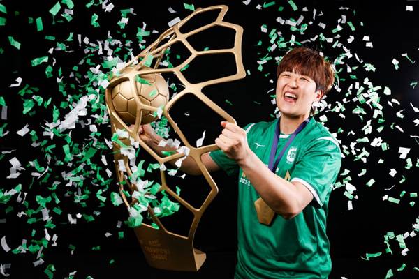 사진 2024/25 EHF 여자핸드볼 챔피언스리그 우승을 차지한 교리 아우디의 류은희가 우승 트로피를 들고 기뻐하는 모습, 사진 출처=교리 아우디