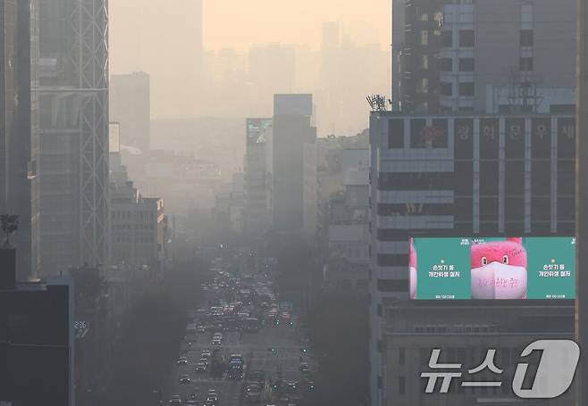 미세먼지가 낀 서울 광화문 도심 전경./사진=2025.1.23/뉴스1 ⓒ News1 이동해 기자