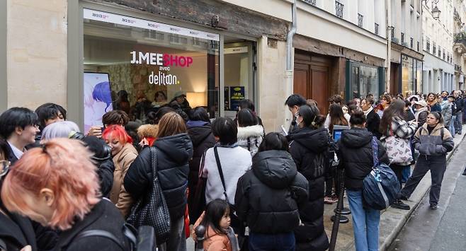 ▲지난 1월 25일 프랑스 파리에 위치한 '재이미샵EU' 오픈 날에 다양한 국가의 팬들이 입장하기 위해 줄을 서고 있다./사진제공=키다리스튜디