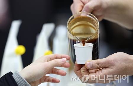 경기 고양시 킨텍스에서 열린 카페디저트페어를 찾은 관람객들이 커피를 시음하고 있다./사진=(고양=뉴스1) 김도우 기자