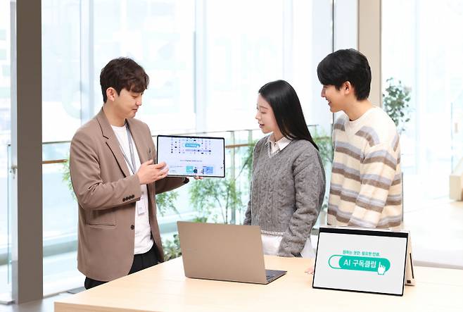 삼성전자가 기존 TV, 가전 제품 중심의 'AI 구독클럽'에 PC, 태블릿 제품을 포함한 구독 서비스를 운영한다. 사진은 삼성스토어 청담에서 매니저가 방문 고객에게 삼성 'AI 구독클럽'을 안내하고 있는 모습. /사진=삼성전자 제공