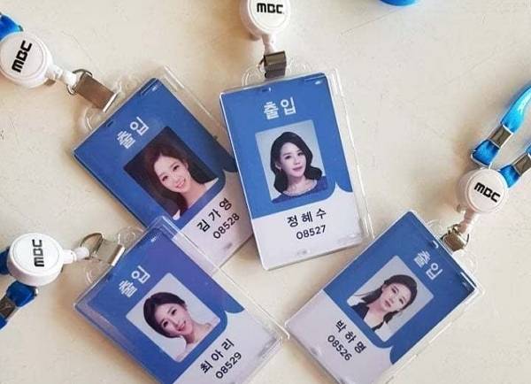 MBC 기상캐스터 고 오요안나 직장 내 괴롭힘 가해자로 지목된 선배 기상캐스터들의 입사 동기였던 정혜수의 글이 재조명되고 있다. 사진은 MBC 기상캐스터 김가영, 박하명, 정혜수, 최아리의 사원증 모습. /사진=온라인 커뮤니티 캡처