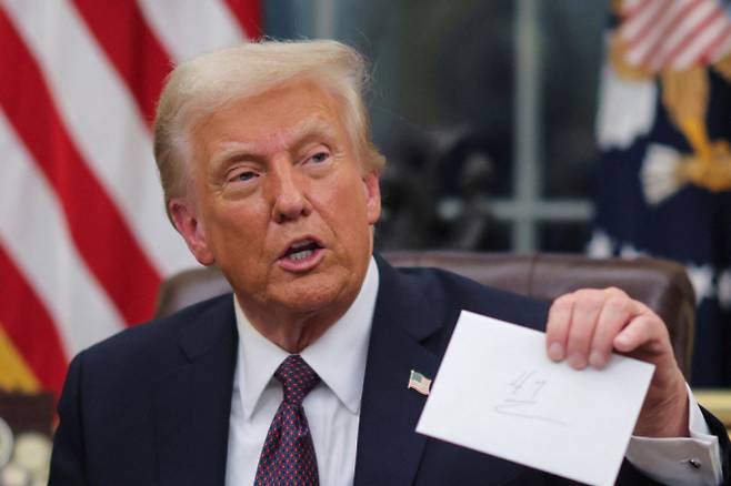 제너럴모터스(GM) 등 미국 완성차 업체들 또한 멕시코에서 대량 생산한 차량을 미국으로 수출하고 있기 때문에 사실상 관세를 부과하기 어려울 것이란 전망이 나온다. 도널드 트럼프 미국 대통령이 지난달 20일 미국 워싱턴 백악관 오벌 오피스에서 행정명령에 서명하고 있다.