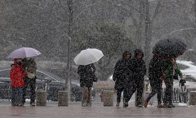 서울 전역에 대설주의보가 내려진 지난 1월 27일 오후 서울 시내에서 시민들이 발걸음을 재촉하고 있다. [뉴시스]