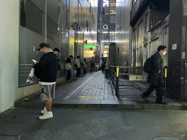 정비 이전 토끼굴 골목에서 담배를 피우는 사람들. [강남구 제공]