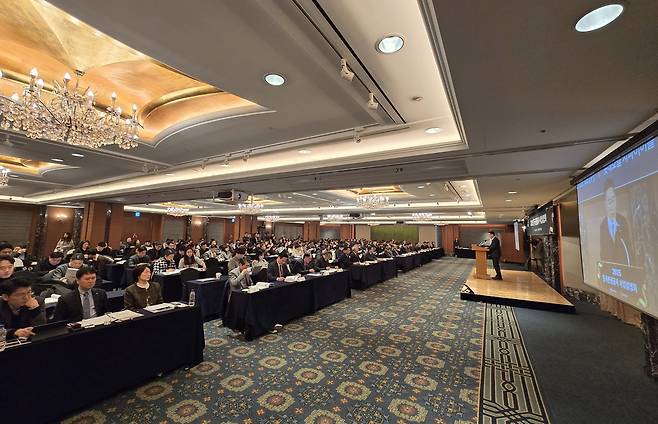 서영충 한국관광공사 사장 직무대행이 5일 사업설명회에서 올해 지역관광경제 활성화를 위한 정책을 발표하고 있다.