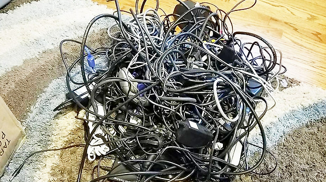 각종 충전 케이블 쓰레기.[인스타그램 갈무리]