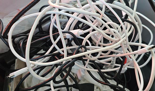 각종 충전 케이블 쓰레기. 김광우 기자.