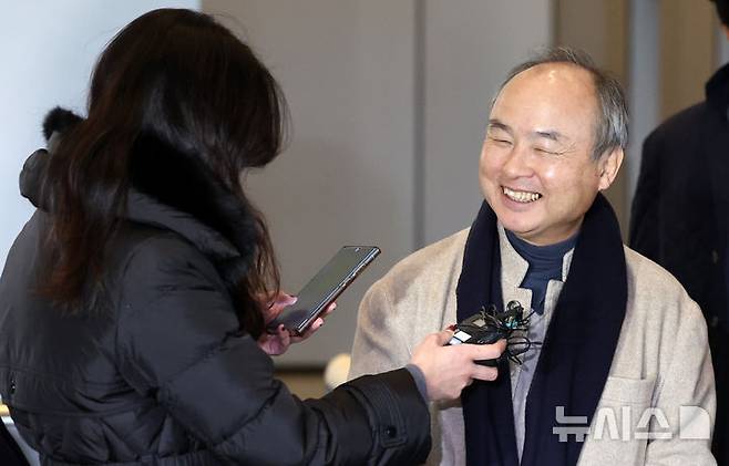 [서울=뉴시스] 이영환 기자 = 손정의 소프트뱅크 그룹 회장이 4일 오후 서울 서초구 삼성전자 서초사옥에서 이재용 삼성전자 회장, 샘 올트먼 오픈AI 최고경영자(CEO)와 회동을 마친 후 취재진의 질문에 답하고 있다. 2025.02.04. 20hwan@newsis.com