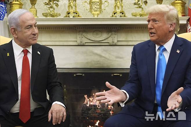 [워싱턴=AP/뉴시스] 도널드 트럼프(오른쪽) 미국 대통령이 4일(현지 시간) 백악관 집무실에서 베냐민 네타냐후 이스라엘 총리와 회담하고 있다. 2025.02.04.