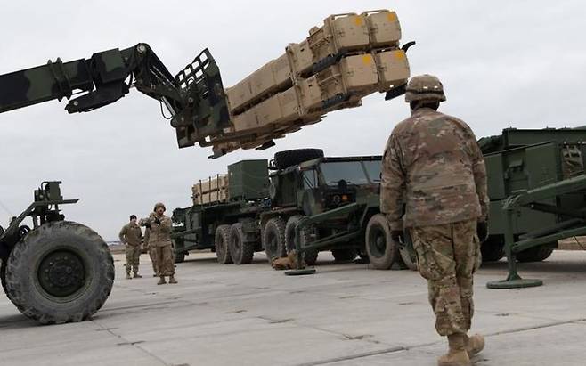 [서울=뉴시스] 2월 2일 폴란드 남동부 제슈프-야시온카 공항 근처에서 패트리어트 발사대에서 미사일을 제거하는 찰리 배터리, 제5대대, 제7방공포병연대 소속 군인들. 공식적으로 독일군에 임무를 인계하기 하루 전이다. 미사일은 독일 미에사우에 있는 육군 탄약고로 보내질 예정이다.(출처: 스타 앤 스트라이프) 2025.02.05. *재판매 및 DB 금지