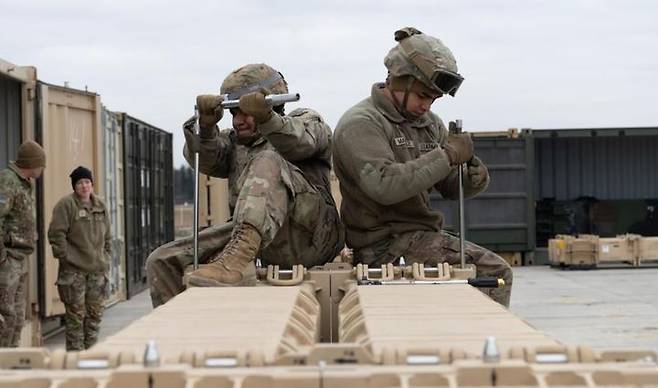 [서울=뉴시스] 2일 폴란드 남동부의 제슈프-야시온카 공항에서 병사들이 패트리어트 미사일 운반을 준비하고 있다. (출처: 스타 앤 스트라이프) 2025.02.05. *재판매 및 DB 금지