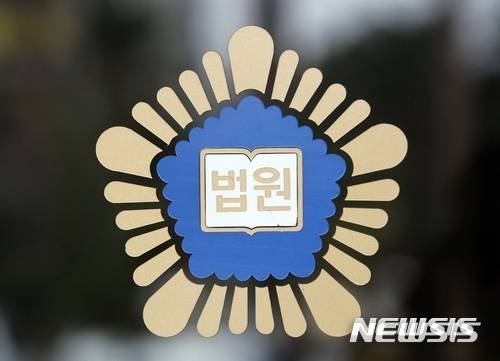 [서울=뉴시스] 추상철 기자 = 전국 각급 법원이 2주간 휴정기에 들어간 29일 오후 서울 서초구 서울중앙지방법원에 법원 로고가 보이고 있다. 2024.07.29. scchoo@newsis.com