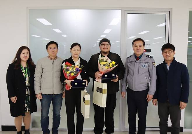 [성남=뉴시스] 경기 분당경찰서는 5일 성남시 분당구 야탑동 BYC 빌딩 화재 당시 현장에서 인명피해를 막은 시민 이수지씨와 신동주씨(왼쪽에서 세번째와 네번째)에게 감사패를 수여했다. (사진=분당경찰서 제공) 2025.02.05. photo@newsis.com *재판매 및 DB 금지