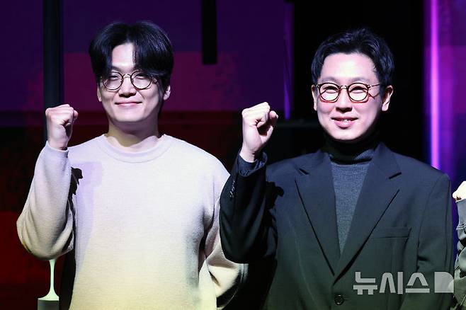 [서울=뉴시스] 박진희 기자 = 연극 '애나엑스' 번' 연출 김지호(오른쪽)와 번역 황석희가 5일 서울 강서구 LG아트센터 U+스테이지에서 시연을 마치고 기자간담회를 하고 있다. 2025.02.05. pak7130@newsis.com