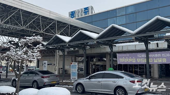 5일 오전 광주 광산구 광주공항에서 결항된 항공편으로 인해 택시들이 승객이 없어 정차하고 있다. 김수진 기자