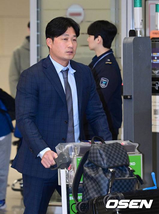 [OSEN=인천공항, 김성락 기자] 4일 오후 미국 괌에서 1차 스프링캠프를 마친 삼성 라이온즈 선수단이 인천국제공항을 통해 입국했다. 1차 스프링캠프 훈련을 마친 삼성 라이온즈는 5일 오전 2차 캠프지인 일본 오키나와로 출국할 예정이다. 삼성 오승환이 입국장을 나서고 있다. 2025.02.04 / ksl0919@osen.co.kr