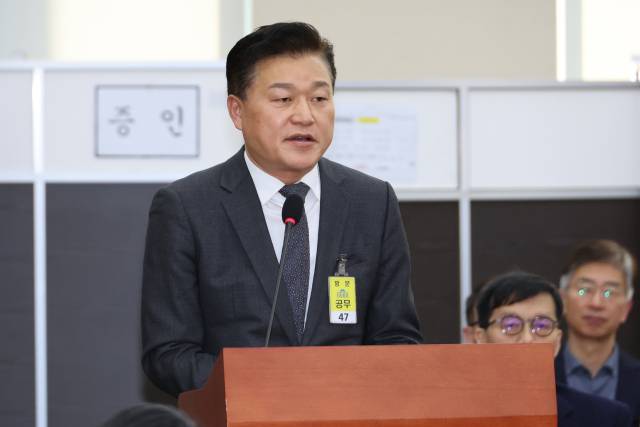 ▲윤석열 대선후보 캠프 정책총괄지원실장을 지낸 신용한 전 서원대 교수가 지난 4일 국회에서 열린 '윤석열 정부의 비상계엄 선포를 통한 내란 혐의 진상규명 국정조사 특별위원회' 청문회에 참고인으로 출석, 대통령실 무속 논란 관련 질의에 답하고 있다. ⓒ연합뉴스