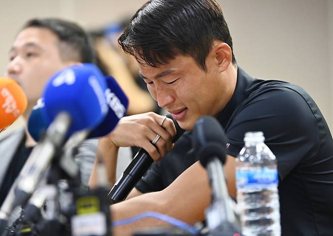 승부 조작 혐의로 중국축구협회로부터 영구 제명 징계를 받은 축구 국가대표 출신 손준호(수원FC)가 11일 경기도 수원시 장안구 수원시체육회관에서 열린 기자회견에서 입장을 밝히고 있다. 뉴시스