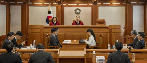 김복형(왼쪽) 헌법재판관과 김형두 헌법재판관이 5일 서울 종로구 헌법재판소 소심판정에서 열린 한덕수 국무총리 탄핵심판 2차 변론준비기일을 진행하고 있다. 뉴시스