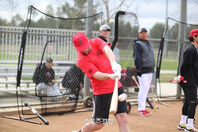 KIA 패트릭 위즈덤이 이범호 감독이 지켜보는 가운데 훈련하고 있다. KIA 타이거즈 제공
