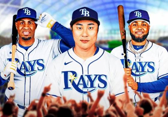 클러치포인트가 지난달 30일 김하성(가운데)의 탬파베이 합류 소식을 전하며 새 유니폼을 입은 합성 사진을 업로드했다. /사진=클러치포인트 갈무리