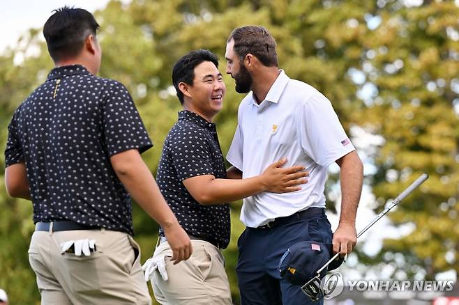 지난해 9월 프레지던츠컵에서 경기 후 인사하는 김주형(가운데)과 셰플러(오른쪽) [AFP=연합뉴스]