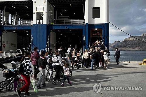 3일(현지시간) 산토리니섬 떠나는 사람들 [AFP 연합뉴스. 재판매 및 DB 금지]
