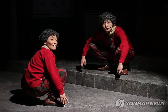 뮤지컬 '이상한 나라의 춘자씨' (서울=연합뉴스) 강민지 기자 = 5일 오후 서울 용산구 더줌아트센터에서 열린 창작 뮤지컬 '이상한 나라의 춘자씨' 프레스콜에서 배우들이 시연을 하고 있다. 2025.2.5 mjkang@yna.co.kr
