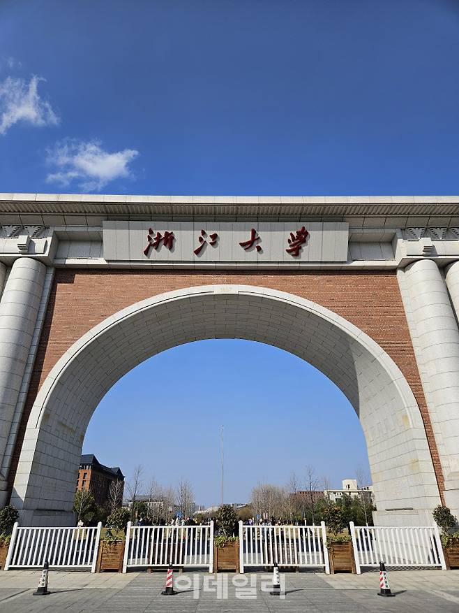 지난 4일 중국 저장성 항저우시 저장대 남1문 앞 전경. (사진=이데일리 이명철 특파원)