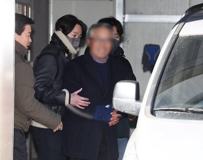 서울서부지법에서 벌어진 폭력 집단난동 사태에 가담한 사랑제일교회 특임전도사 윤모 씨가 5일 오후 서부지법에서 열리는 구속 전 피의자 심문(영장실질심사) 출석을 위해 서울 마포경찰서를 나서고 있다 (사진=연합뉴스)