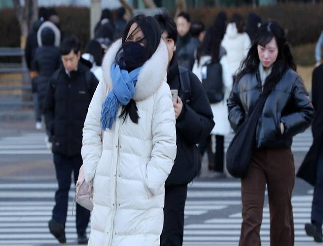 입춘 한파가 찾아온 지난 3일 오전 서울 영등포구 여의도 인근에서 두꺼운 옷을 입은 시민들이 이동하고 있다. 뉴시스