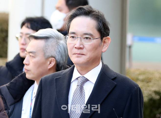 이재용 삼성전자 회장이 지난 3일 오후 서울 서초구 서울고법에서 열린 부당합병·회계부정 혐의 항소심에서 부죄를 선고 받은 이후 법정을 나서고 있다. (사진=방인권 기자)