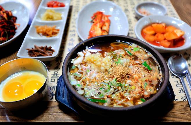 콩나물은 국, 무침 등 다양한 요리에 활용할 수 있다. 콩나물-라면은 영양소를 늘릴 수 있다. [사진=클립아트코리아]