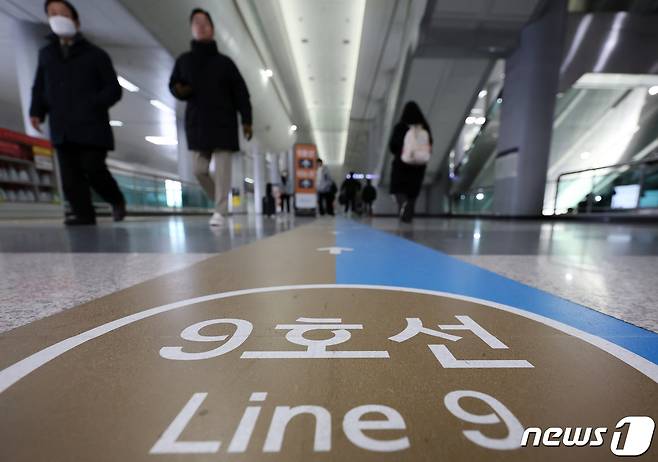 서울 강서구 9호선 김포공항역을 이용하는 시민들. 2023.12.29/뉴스1 ⓒ News1 김진환 기자