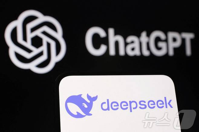 중국의 AI 업체 딥시크와 월가에 AI 열풍을 일으킨 챗GPT를 합성한 시각물. ⓒ 로이터=뉴스1 ⓒ News1 박형기 기자