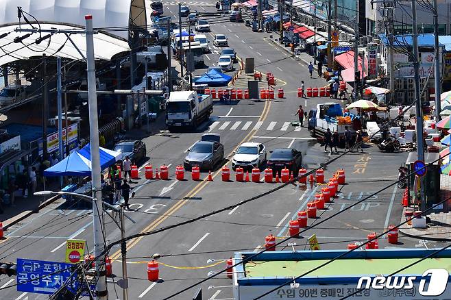 경북 포항시 죽도어시장 포항수협 위판장 앞 도로에서 발생한 도로 침하 현장. (뉴스1 자료) ⓒ News1 최창호 기자