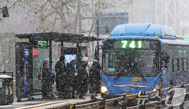 서울에 대설주의보가 내려진 6일 오후 서울 종로구 종각역 일대에서 시민들이 눈을 맞으며 버스를 기다리고 있다. 2025.2.6/뉴스1 ⓒ News1 장수영 기자
