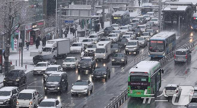 서울 전역에 대설주의보가 내려진 6일 오후 서울 용산구 서울역 인근에서 차량들이 서행하고 있다. 2025.2.6/뉴스1 ⓒ News1 김성진 기자