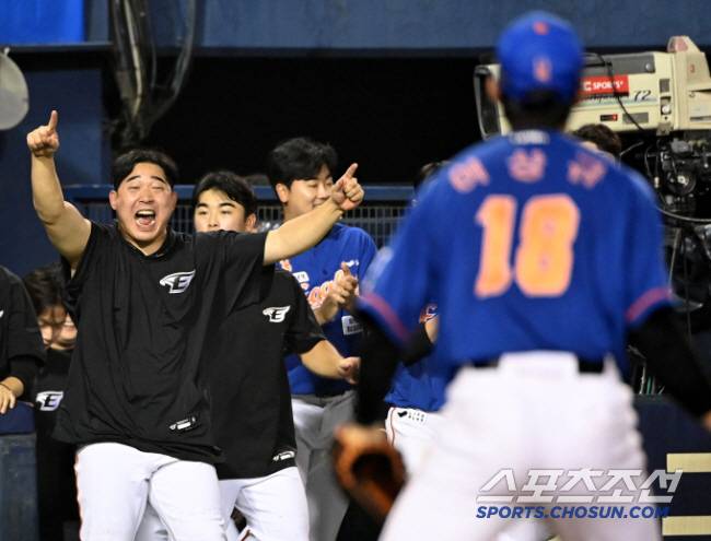 24日にジャムシル野球スタジアムで開催されたハンファとドゥーサンの試合は、7〜6回の勝利で2回連続で勝利しました。 10日の終わりに、Hanwha Joo -SangはLee Sang -Kyuを見て応援しています。 jamsil = hur sang -wookレポーターwook@sportschosun.com/2024.08.24/