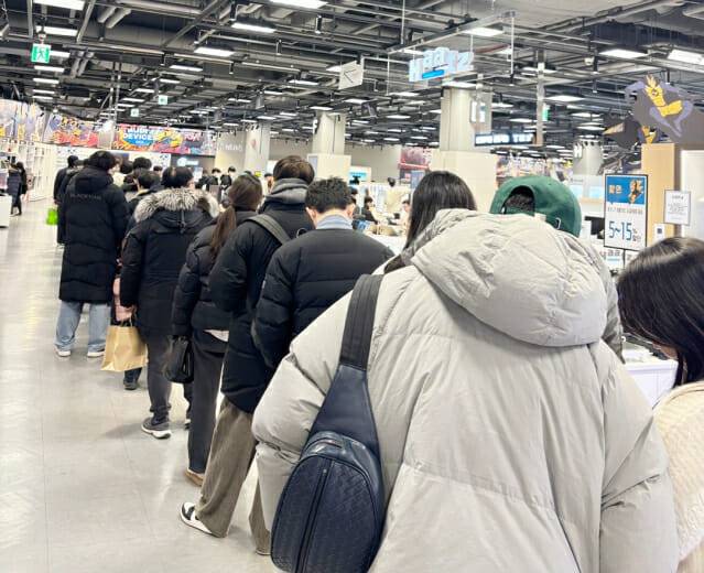 4일 삼송 스타필드 일렉트로마트 내 삼성스토어에서 갤럭시 S25 시리즈' 사전 개통을 위해 고객들이 기다리는 모습.(사진=지디넷코리아)