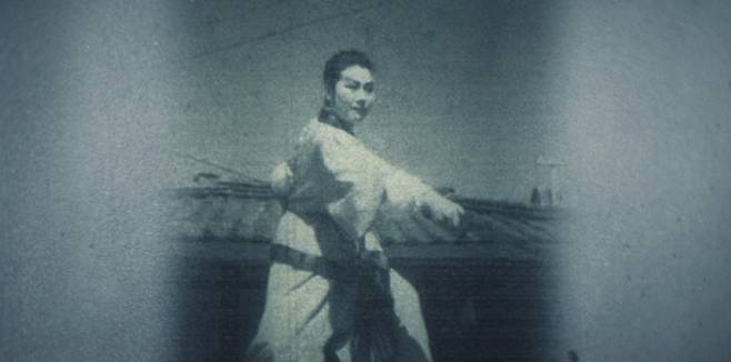 SBS ‘꼬리에 꼬리를 무는 그날 이야기’(꼬꼬무) 161회는 대한민국 여성국극의 전설적 인물 임종례의 삶을 조명할 예정이다. 1940년대 후반 대한민국을 강타했던 여성국극과 그 중심에 섰던 남역 배우 임종례의 이야기는 당대 관객들의 폭발적인 사랑을 받으며 새로운 팬덤 문화를 만들어냈다. 이날 방송에서는 장도연, 장현성, 장성규가 MC로 나서 임종례의 파란만장한 인생 여정을 풀어가며, 배우 장혜진, 고규필, 댄서 아이키가 리스너로 참여해 각자의 시각에서 이야기에 대한 감상과 소감을 나눈다. 특히 배우 장혜진은 드라마 ‘정년이’에서 여성 국극단 스타를 연기한 경험을 바탕으로 임종례의 삶을 깊이 이해하고 공감하며 진지한 반응을 보일 예정이다. 이 방송을 통해 여성국극의 탄생과 흥망성쇠, 그리고 당시 스타들이 겪었던 기쁨과 고난이 생생하게 되살아날 것으로 기대를 모으고 있다. ‘꼬리에꼬리를무는 그날 이야기 시즌3 (꼬꼬무)’는 역사의 이면에 숨겨진 놀라운 사건과 이야기들을 깊이 있게 조명하는 프로그램이며, 매회 흥미진진한 스토리를 통해 시청자들에게 과거의 중요한 순간들을 되새기게 한다. 배우 장도연, 장현성, 장성규가 진행을 맡아 각기 다른 매력과 개성으로 이야기를 풀어나간다.