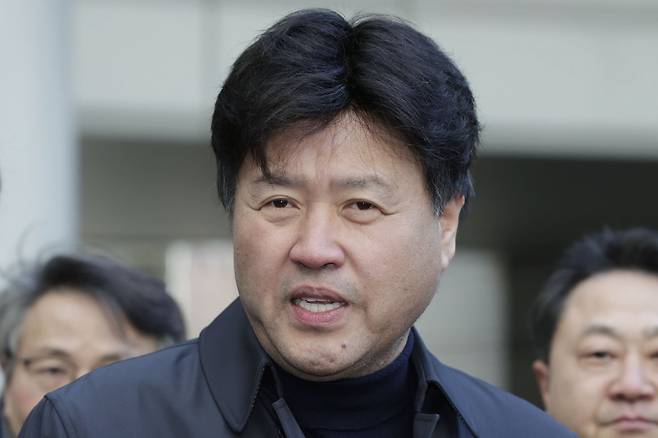 김용 전 민주연구원 부원장이 6일 서울 서초구 서울고등법원에서 열린 정치자금법 위반·뇌물 혐의 항소심 선고 공판에 출석하며 취재진 질문에 답변하고 있다.  김 전 원장은 징역 5년, 보석 취소를 선고받았다. 2025.02.06 뉴시스