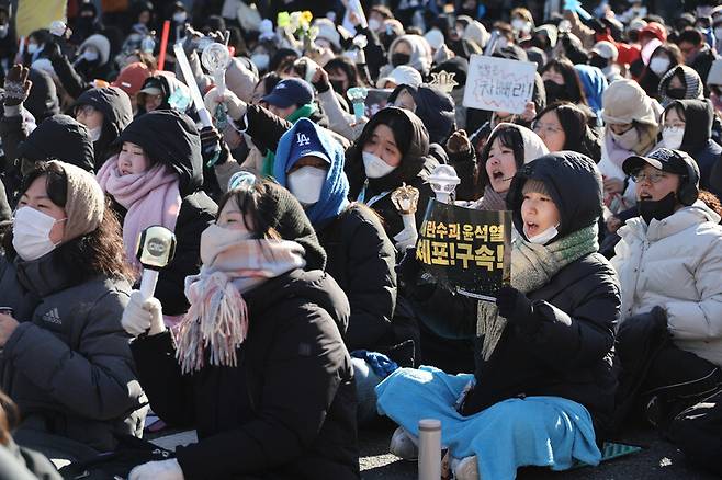 2024년 12월22일 대통령 윤석열 구속을 촉구하며 트랙터·화물트럭 등을 타고 상경하던 전국농민회총연맹 전봉준 투쟁단을 경찰이 막았다는 소식을 들은 시민들이 서울 관악구 남태령 고개 인근에 모여 경찰에 철수를 촉구하고 있다. 김혜윤 기자 unique@hani.co.kr