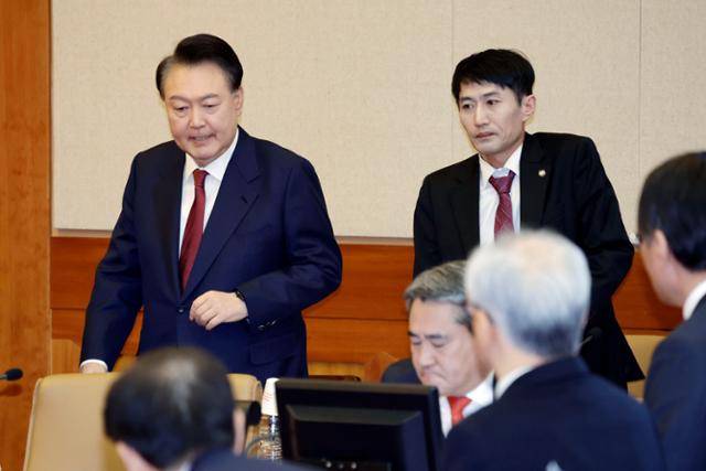 윤석열 대통령이 4일 서울 종로구 헌법재판소에서 열린 탄핵심판 5차 변론기일에 출석하고 있다. 뉴시스