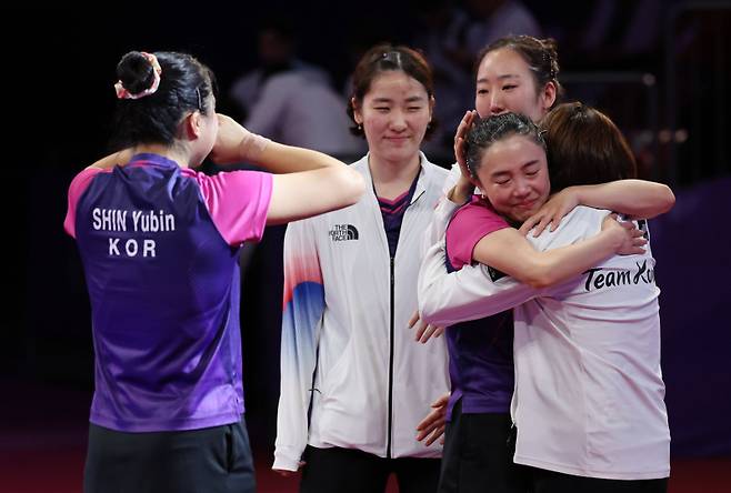 <yonhap photo-3400="">(항저우=연합뉴스) 김인철 기자 = 2일 중국 항저우 궁수 캐널 스포츠파크 체육관에서 열린 19회 항저우 아시안게임 탁구 여자 복식 결승전에서 북한 차수영-박수경을 이기고 금메달을 획득한 신유빈-전지희가 동료선수들과 기뻐하고 있다. 2023.10.2 yatoya@yna.co.kr/2023-10-02 21:16:18/ <저작권자 ⓒ 1980-2023 ㈜연합뉴스. 무단 전재 재배포 금지.></yonhap>
