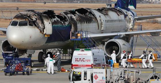 3일 오전 부산 강서구 김해국제공항 계류장 에어부산 항공기 화재현장에서 국토교통부 항공철도사고조사위원회와 국립과학수사연구원, 소방, 경찰 그리고 프랑스 항공사고조사위원회 등이 합동감식을 진행하고 있다. 송봉근 기자