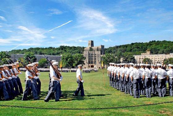 2010년 8월 14일 (현지시간 ) 미국 뉴욕주 웨스트포인트 육군사관학교 연병장에서 열린 2010학년도 입학식에서 신입생도들이 행진하고 있다. 중앙포토