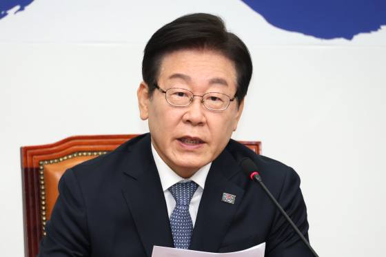 이재명 더불어민주당 대표가 5일 오전 서울 여의도 국회에서 열린 최고위원회의에서 모두발언을 하고 있다. 이날 인천 계양경찰서는 이재명 민주당 대표를 암살하거나 체포하겠다는 온라인상 위협에 대한 고발을 접수해 수사에 착수했다. 뉴스1
