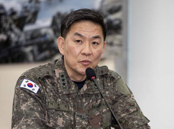 이진우 전 수도방위사령부 사령관이 6일 오전 서울 여의도 국회에서 열린 윤석열 정부의 비상계엄 선포를 통한 내란 혐의 진상규명 국정조사특별위원회 제3차 청문회에서 의원 질의에 답변하고 있다. 뉴스1